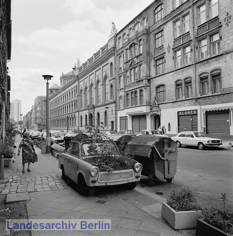 Wiederverwertung von Autos in der Tucholskystraße (Mitte), 
22. August 1991
