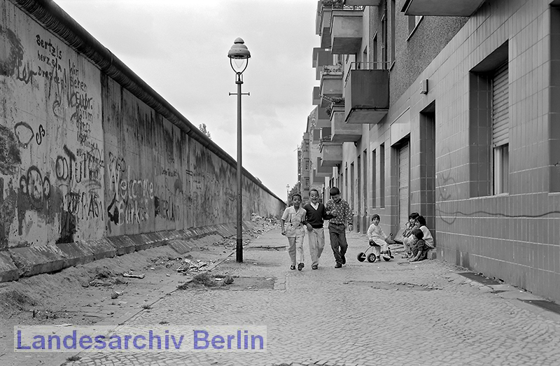 Jugendliche an der ehemaligen Berliner Mauer in der Heidelberger Straße (Neukölln/Treptow), 17. Juni 1990