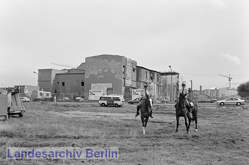 Berittene Polizei anlässlich des ersten Spatenstiches für das 
Sony Center am Potsdamer Platz, Ecke Bellevuestraße (Berlin-Tiergarten), 8. September 1995