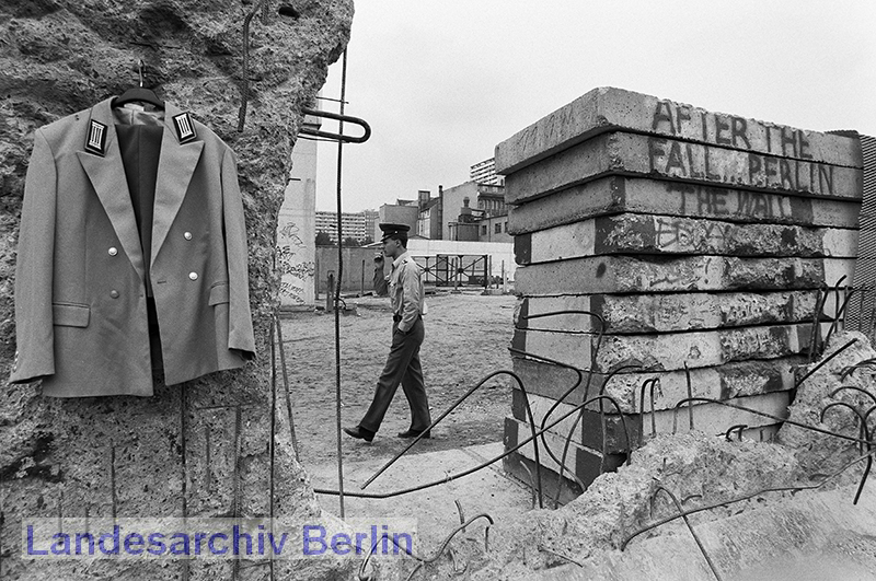 Verkauf von Souvenirs an der ehemaligen Berliner Mauer 
in der Zimmerstraße, Ecke Charlottenstraße (Kreuzberg/Mitte), 
8. Juni 1990