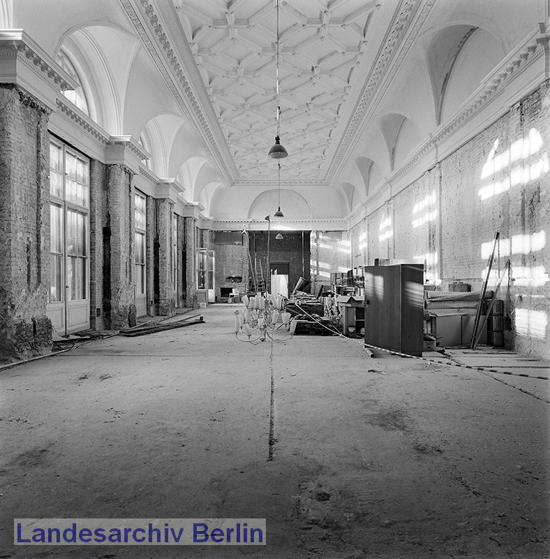 Bauruine des historischen Festsaals (Raum 375) im ehemaligen Preußischen Landtag während der Umgestaltung des Gebäudes zum künftigen Sitz des Abgeordnetenhauses von Berlin, 21. Januar 1992