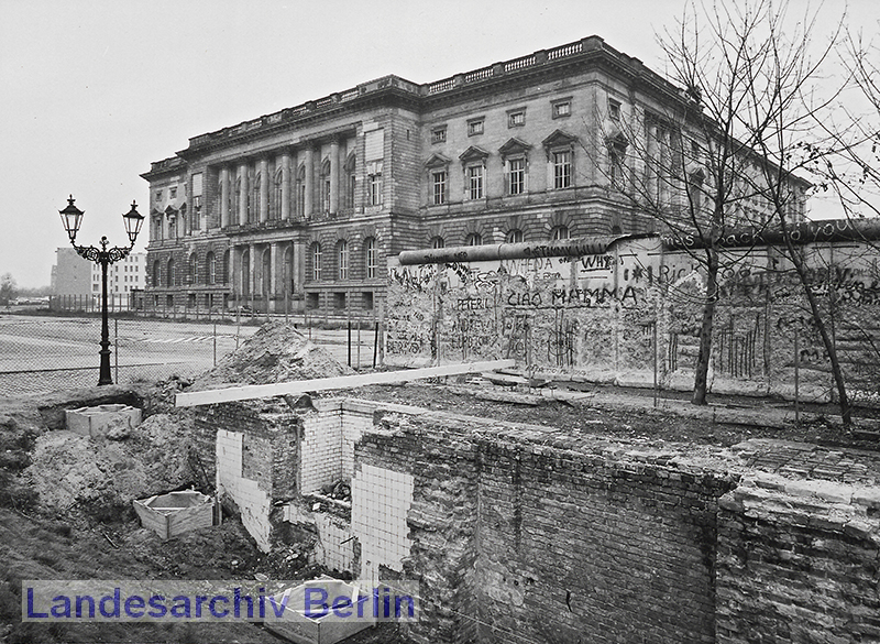 Blick vom Prinz-Albrecht-Gelände zum ehemaligen Preußischen
Landtag (Berlin-Mitte, Niederkirchnerstraße), 5. Dezember 1990