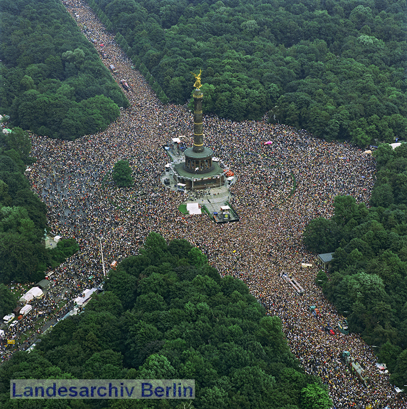 Luftaufnahme der Loveparade an der Siegessäule (Berlin-Tiergarten, Großer Stern), 11. Juli 1998