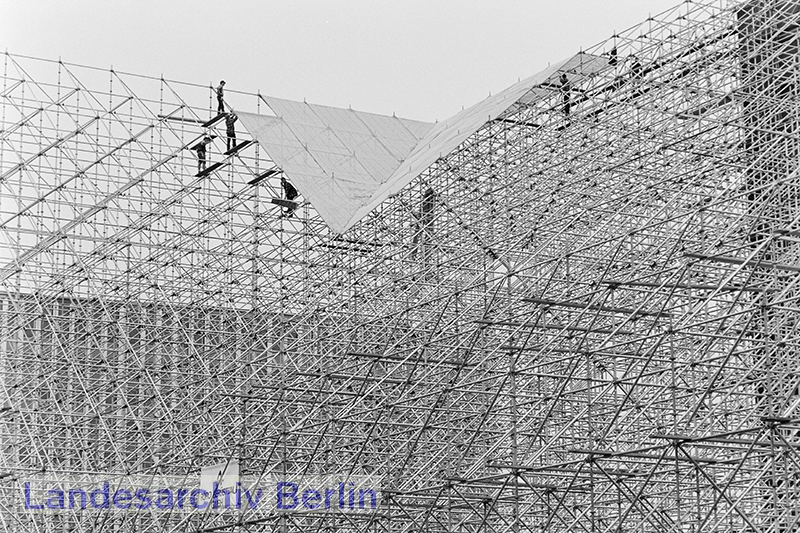 Anbringung der Planen für die Installation der Stadtschloss-Fassade am ehemaligen Palast der Republik, Marx-Engels-Platz (Mitte), 3. Juni 1993
