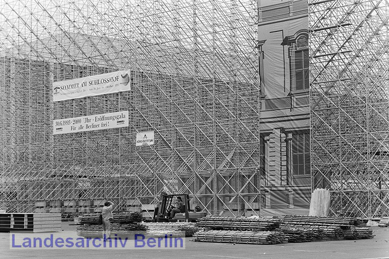 Installation der Stadtschloss-Fassade auf einer Stahlkonstruktion, Marx-Engels-Platz (Mitte), 3. Juni 1993