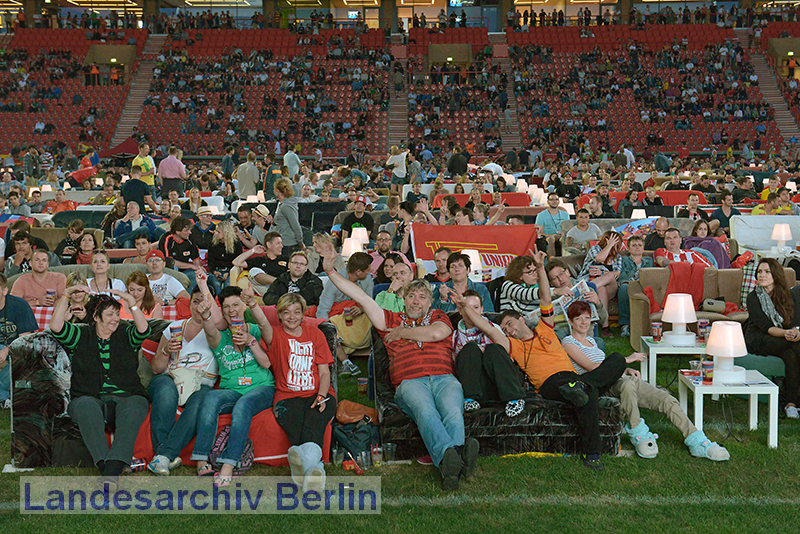 Fans auf ihren Sofas im zum Wohnzimmer umgewandelten Stadion der Alten Försterei anlässlich der Fußballweltmeisterschaft (Berlin-Köpenick), 12. Juni 2014