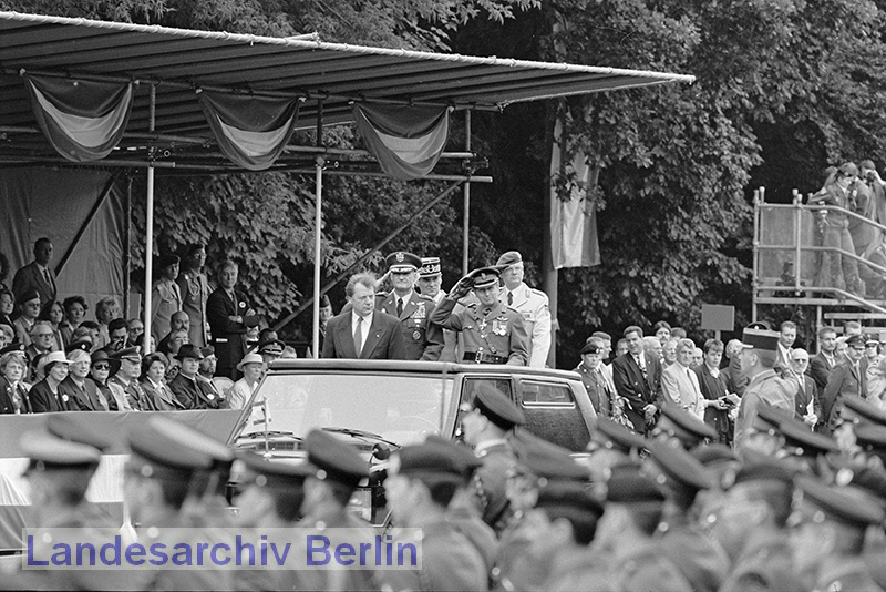 Letzte Parade am Tag der Alliierten Streitkräfte anlässlich der Verabschiedung der Alliierten Streitkräfte aus Berlin (Berlin-Tiergarten, Straße des 17. Juni), 18. Juni 1994