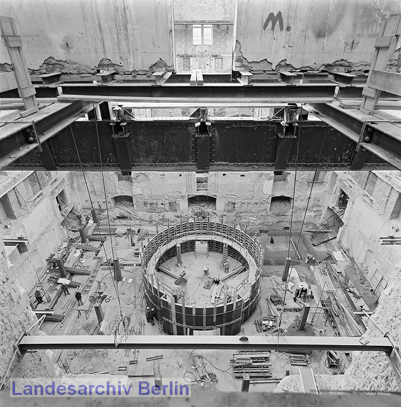 Rohbau des Medienraums unterhalb des Plenarsaals im künftigen Sitz des Abgeordnetenhauses von Berlin (Berlin-Mitte, Niederkirchnerstraße 5), 26. März 1992