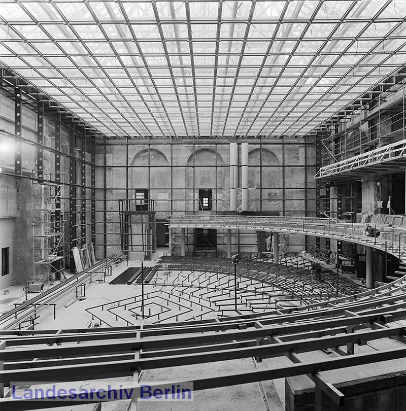 Innenansicht des Plenarsaals des künftigen Sitzes des Abgeordnetenhauses von Berlin (Berlin-Mitte, Niederkirchnerstraße 5), 28. Oktober 1992