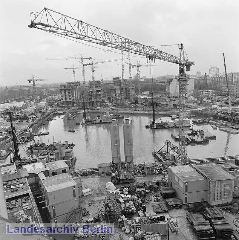 Blick vom Weinhaus Huth auf die Großbaustelle am Potsdamer Platz (Mitte), 19. Januar 1996