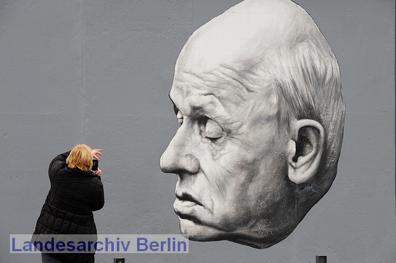 Eröffnung  der East Side Gallery (Berlin-Friedrichshain, Mühlenstraße) nach der Sanierung. Frau beim Fotografieren des Kunstwerks „Danke, Andrej Sacharow“, 6. November 2009