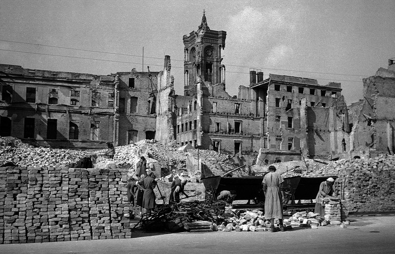 Beseitigung von Trümmern und Sicherung noch brauchbarer Ziegel in der Nähe des Rathauses, 1946, Landesarchiv Berlin, F Rep 290 Nr. 11795
