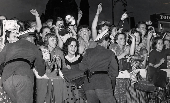 Eröffnung der VII. Internationalen Filmfestspiele Berlin, Fans vor dem Zoo-Palast, 21. Juni 1957, Landesarchiv Berlin, F Rep. 290 Nr. 0054602; Foto: Horst Siegmann 
